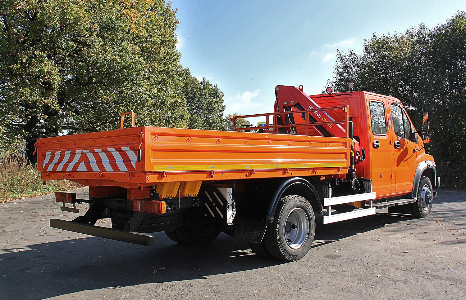 Новый грузовик с КМУ от «РусКомТранс»: помощь для дорожных служб Тюменской области